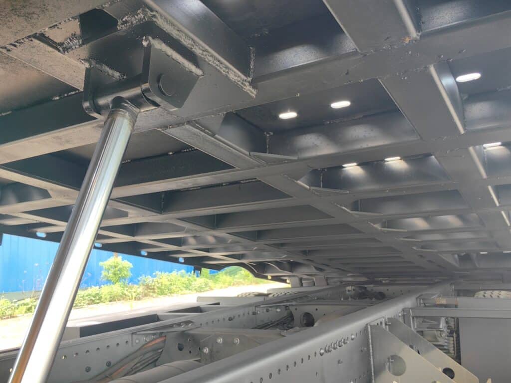 Close-Up View of Hydraulic Lift System on SINOTRUK Flatbed Tow Truck