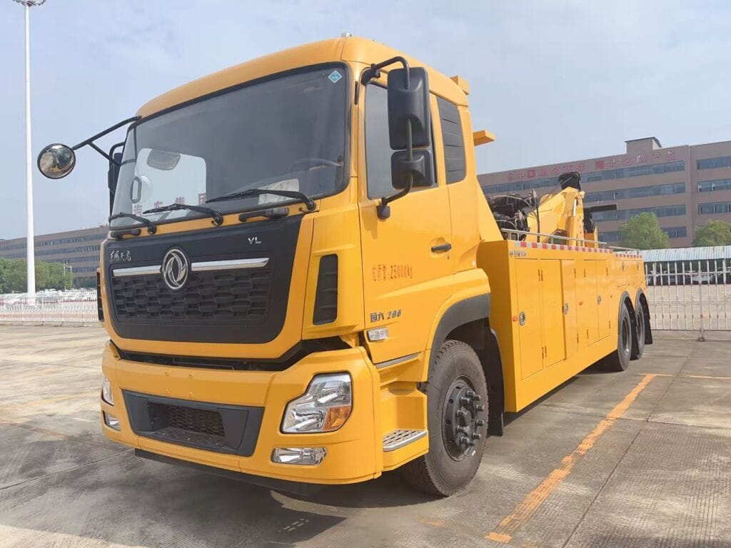 Dongfeng Tianlong Heavy-Duty Integrated Wrecker Front Left 45-Degree View