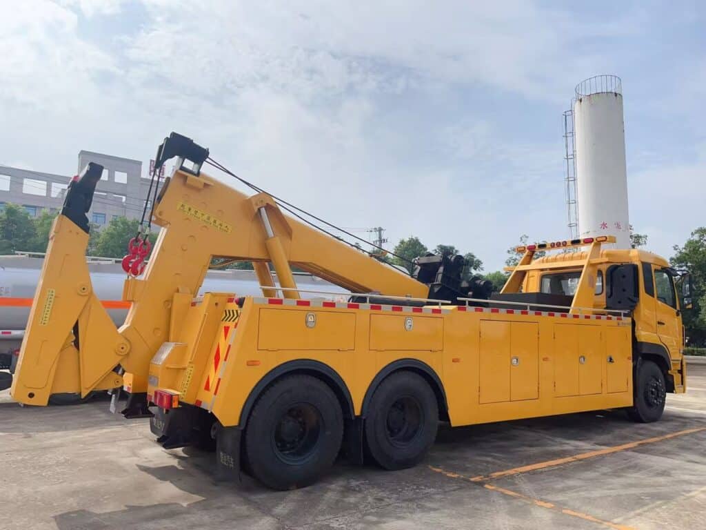 Dongfeng Tianlong Heavy-Duty Integrated Wrecker Rear Left 45-Degree View