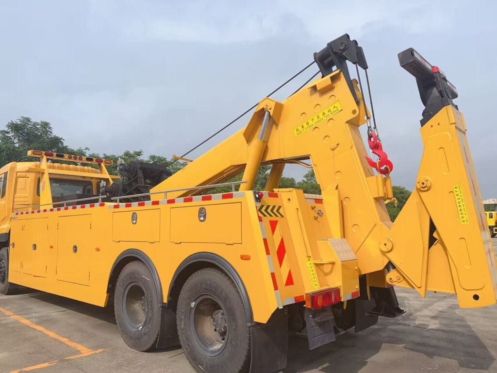 Dongfeng Tianlong Heavy-Duty Integrated Wrecker Rear Right 45-Degree View