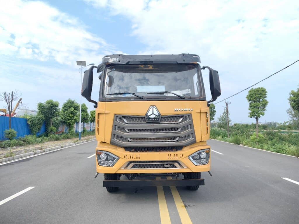 Front View of SINOTRUK Flatbed Tow Truck