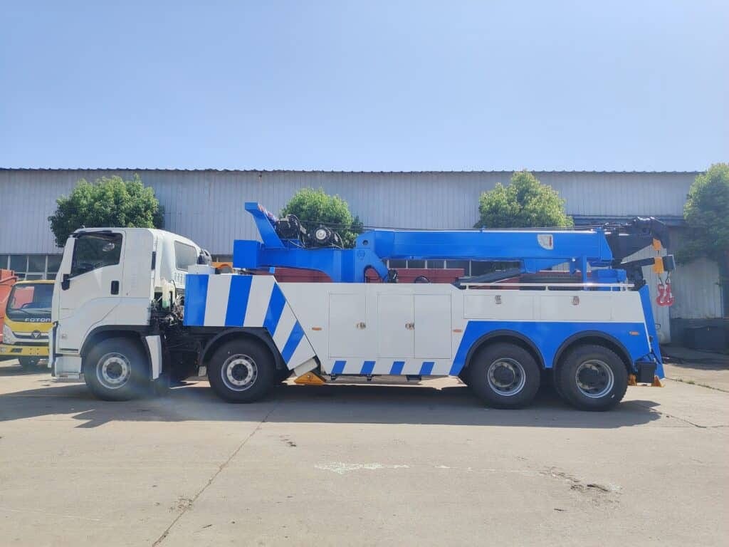 Isuzu Heavy-Duty Integrated Wrecker Left Side View