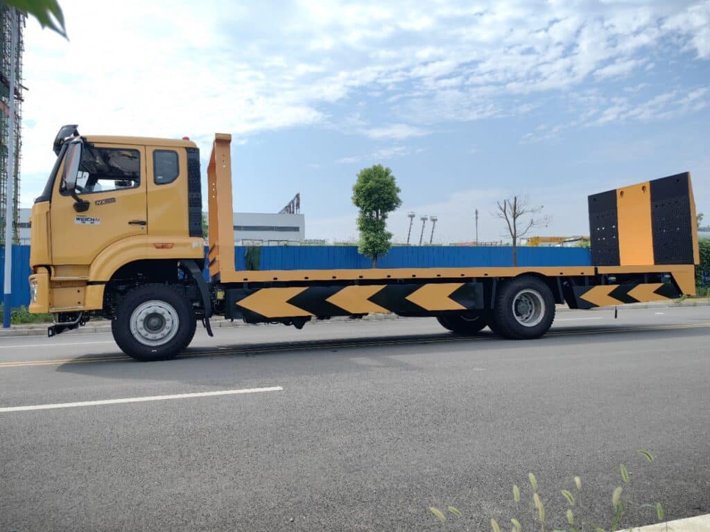 Left Side View of SINOTRUK Flatbed Tow Truck