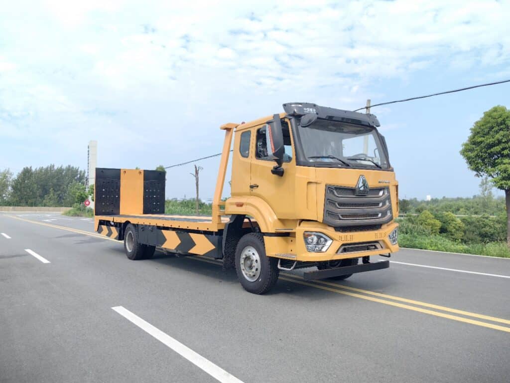 Right Front 45-Degree View of SINOTRUK Flatbed Tow Truck