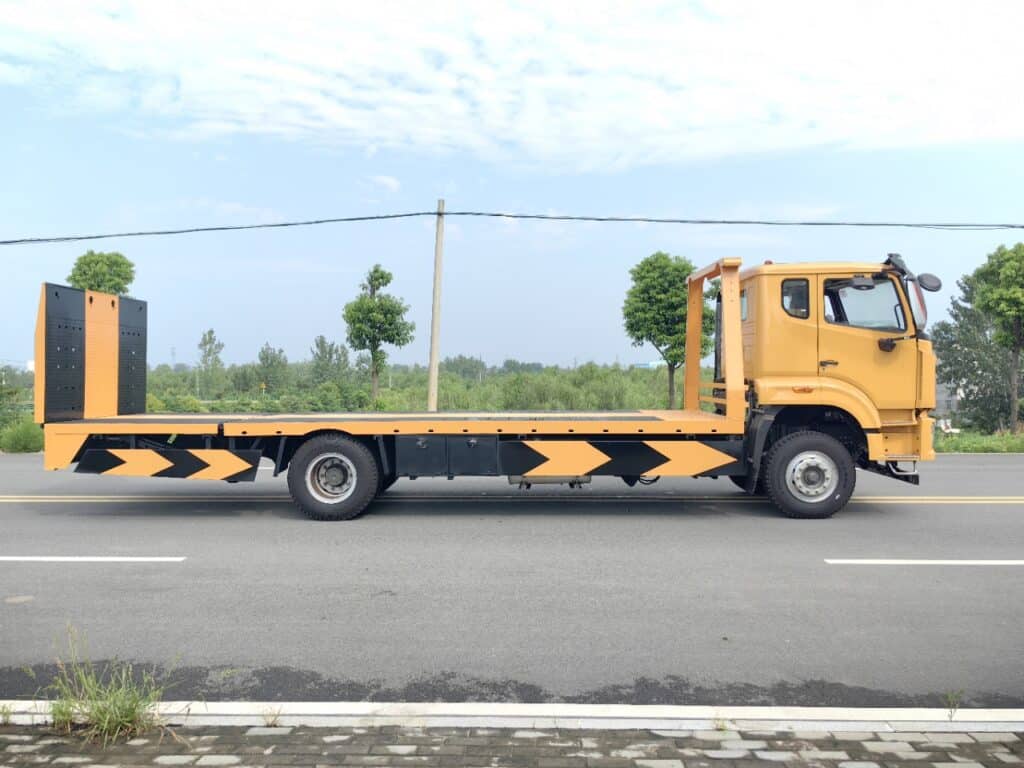 Right Side View of SINOTRUK Flatbed Tow Truck