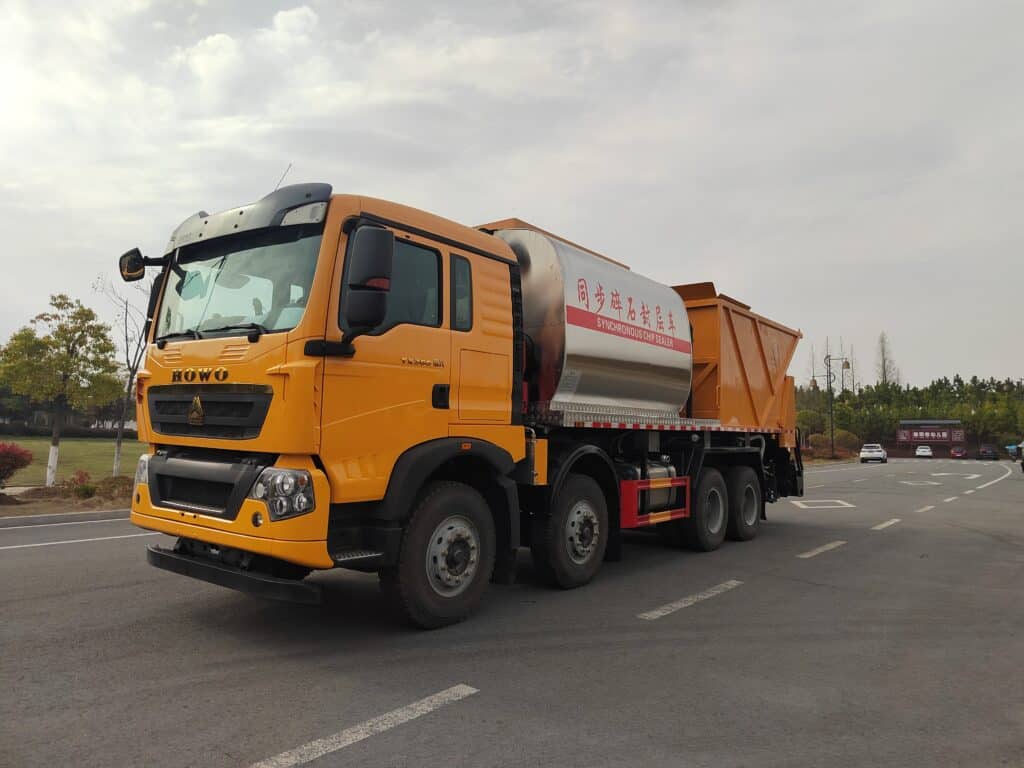 Synchronous Chip Sealer Truck