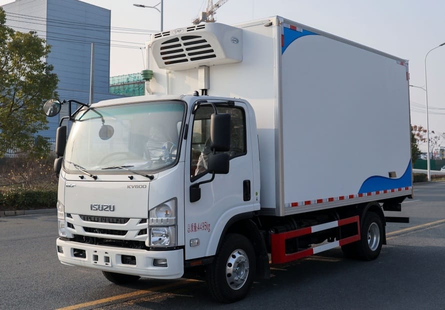 Isuzu KV600 Refrigerated Truck left front 45-degree view