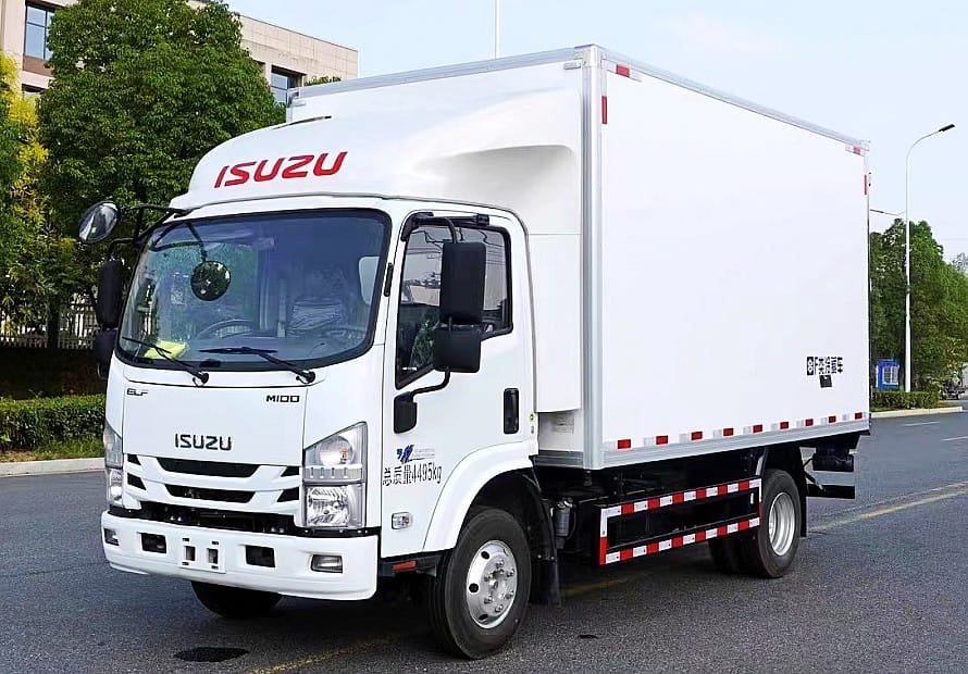 Isuzu M100 refrigerated truck left front 45-degree view