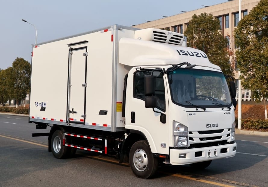 SPV ISUZU Refrigerated Truck (45-degree view from the right front)