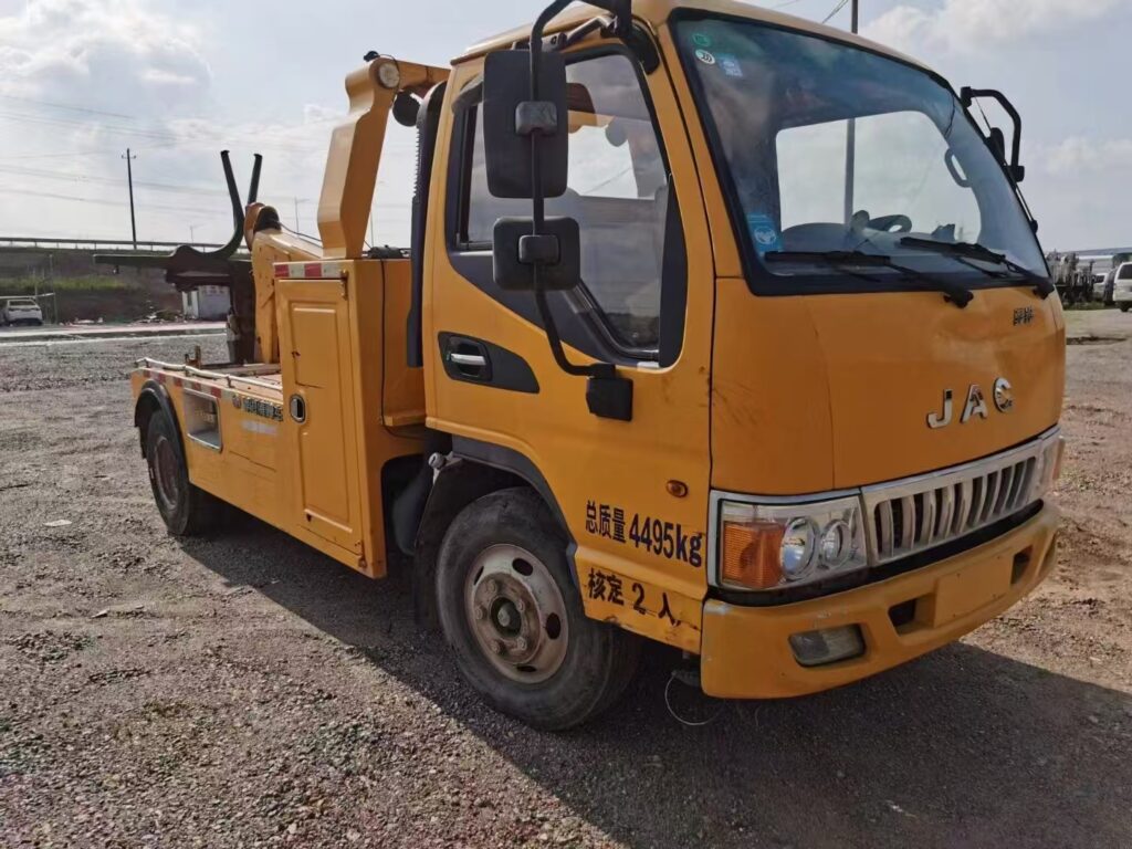Front right 45-degree view of a used tow truck