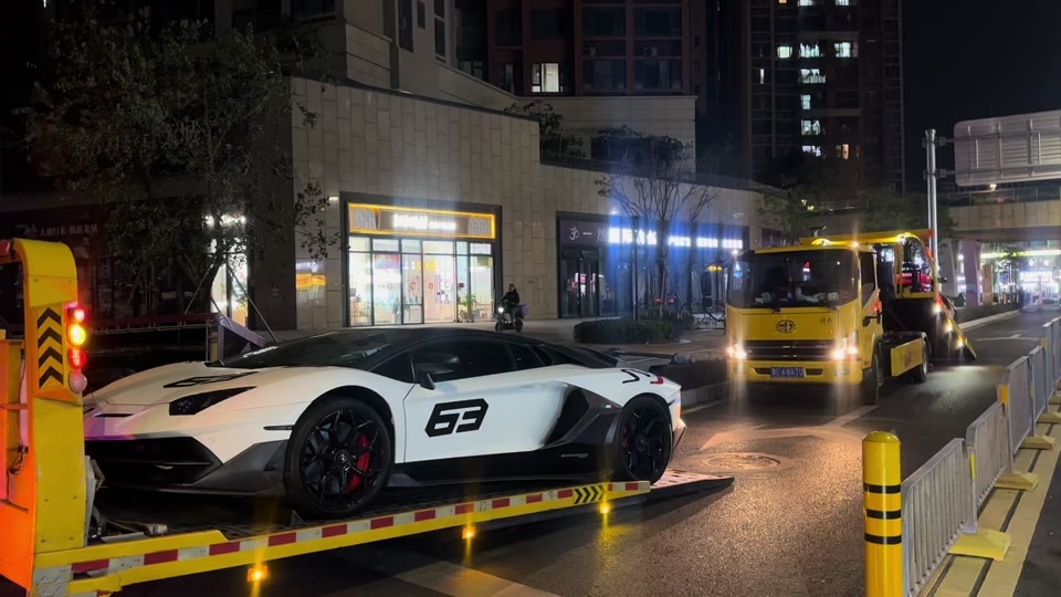ISUZU full-landing flatbed tow truck with deck laying flat on the ground zero angle